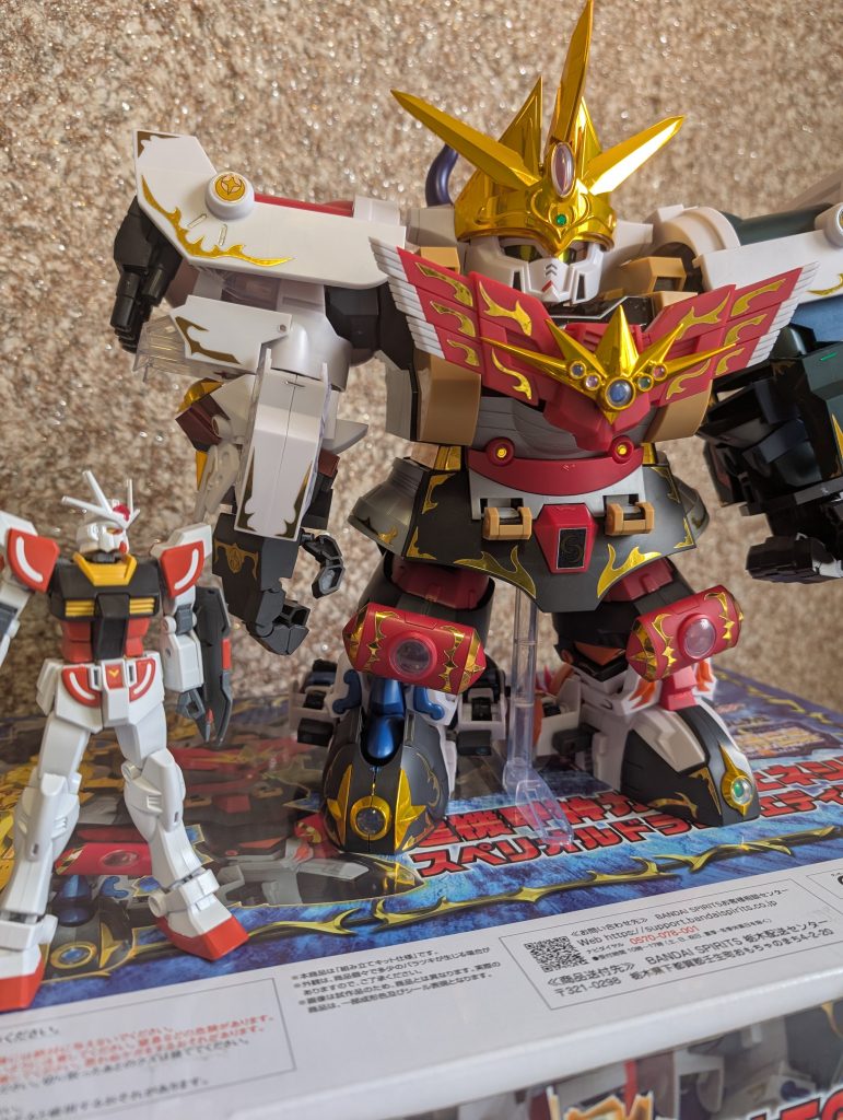でかーい!! 背の高さはそれほどでもないですが、ボリューム感がEGのラーガンダム君とはダンチですカードダスのイラストだとオミットされてるギガンティスの手ですが鎧のディテールに上手く組み込んでいると思いました