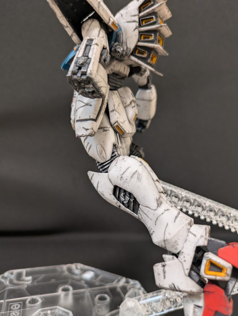 右足と左腕先端を実際のアニメ同様の場所から切り飛ばし戦闘の過酷さを表現しました