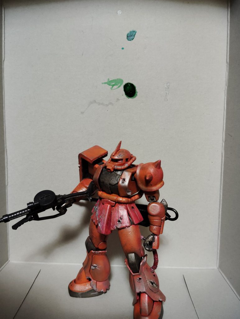 使用したガンプラはHGUCリバイブ版シャア専用ザクII。それにランナー塗装後ダメージ加工を加え、脚部動力パイプの新造とオリジナル武器の追加による工作をしました。