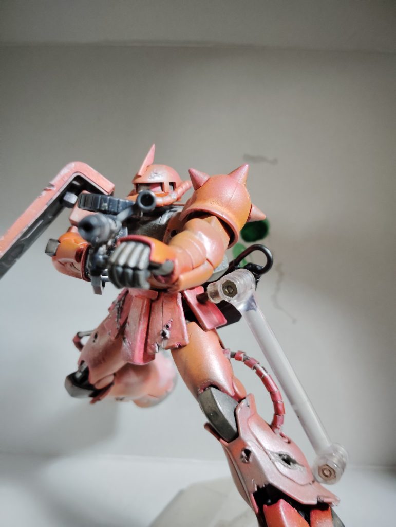 手首の可動箇所は死ぬ程グラグラしたんで接着しましたが、それでもザクマシンガンを両手で綺麗に構えれるくらいには可動域が高いです。手首さえあればかめはめ波とか構えれそう。