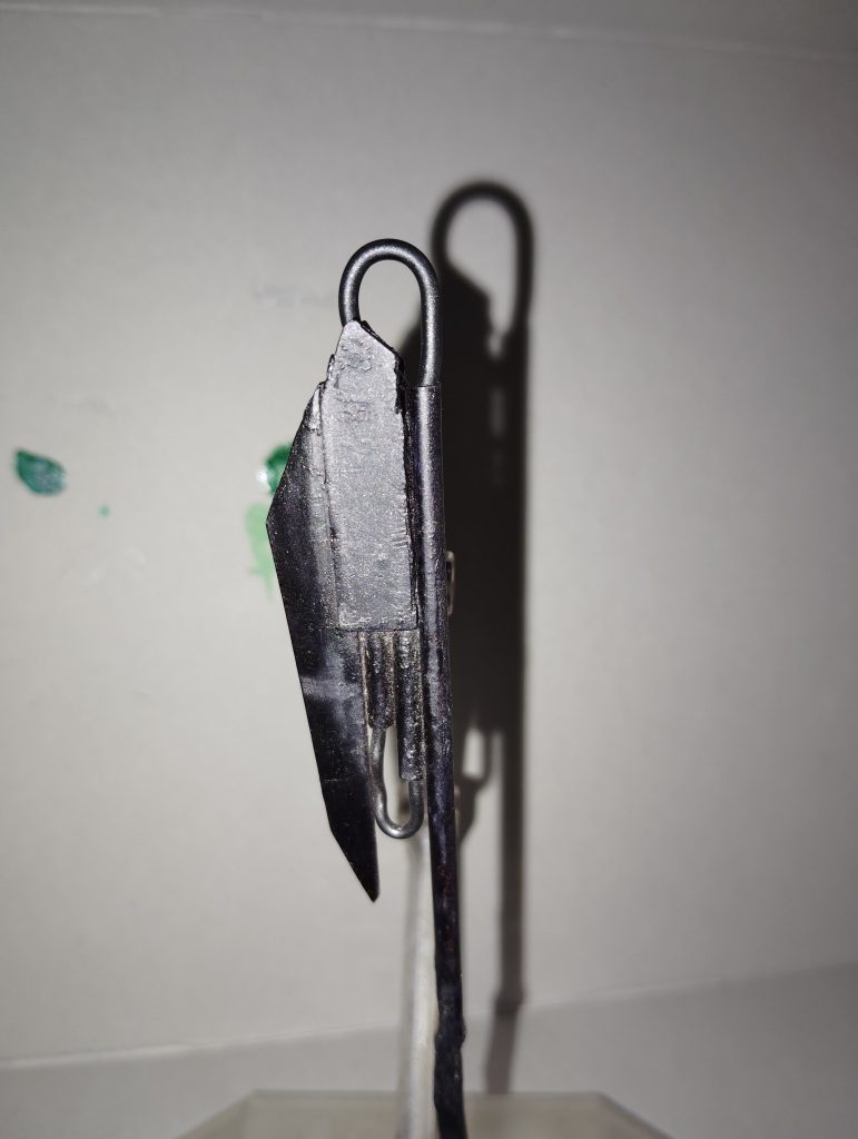 そして今回新造した、「ヒート・ハルバード」です。雑に考えた設定として、ヒートホークの欠点であるリーチの低さを補った格闘兵装。一年戦争の最中(いつかは不明)、フラナガン・ブーンとの決闘後、いくつかの戦場をくぐり抜ける最中に一部装甲を破損したシャア専用ザクに対し現地改修品として地上での戦闘時に渡されたもの。というような感じで…(実際はこんなこと多分無い) 