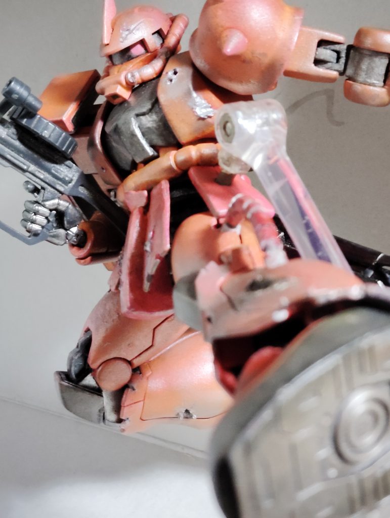 〆として、シャアザクならではあのあの蹴りを。今にも「見せてもらおうか、新しいMSの性能とやらを…」って声が、聞こえそうですね。