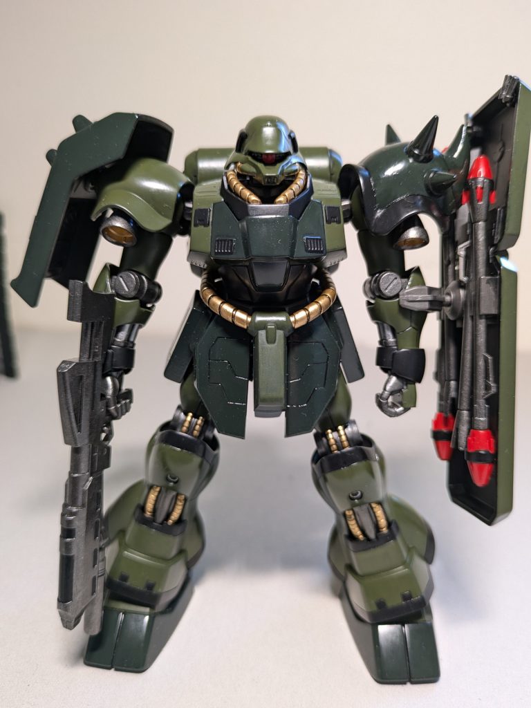 スジ彫り、パーツを貼りディティールアップ。今回もコテコテに塗りたくりました。最近、緑に凝ってます。