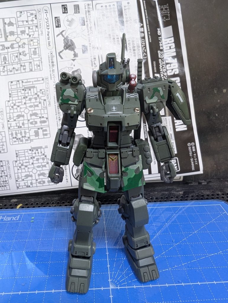 メタルパーツを少々使ってディテールUPと墨入れ、ダンボール戦◯のシールを貼ってみました！