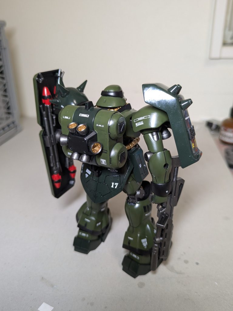 最近緑色に凝ってます。😃濃い緑  ダークグリーン黄緑   カーキグリーンチューブ ゴールド内部   メタリックシルバー半光沢トップコートです。