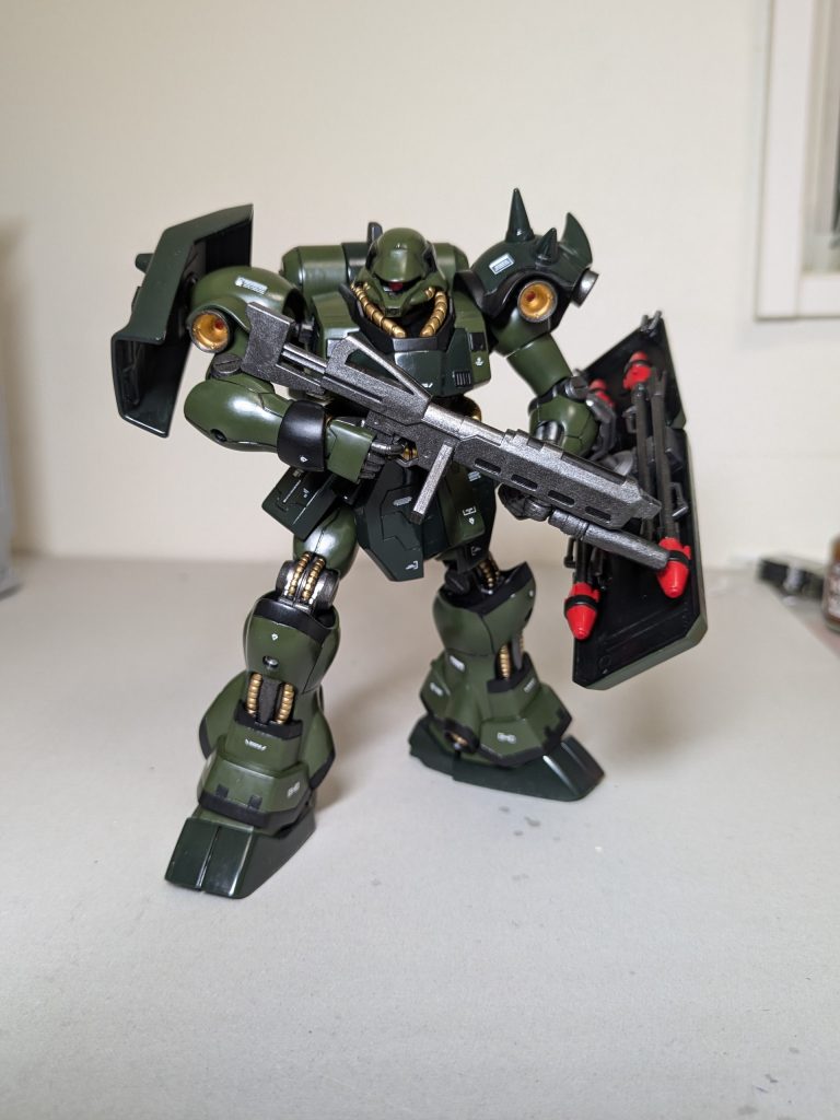 デカールをペタペタ。「今回は貼りすぎないように…」とは思いつつ、気がつくとかなり貼りまくってました…(gundam-kao5)もったいないけど剥がしました…😓