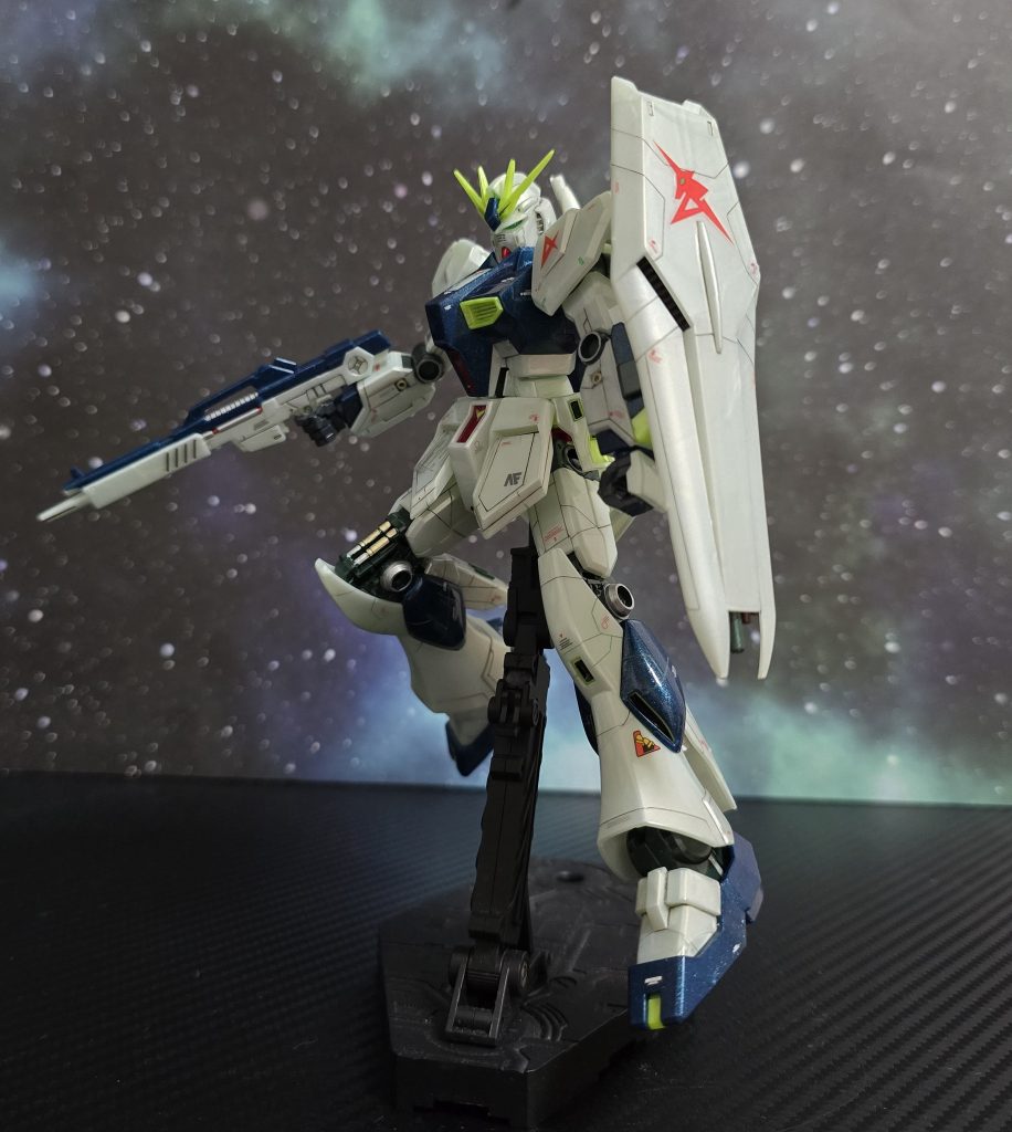 膝辺りのスジ彫りはスミ入れのカラーをグリーンにして、サイコフレームを意識しました。所々、グリーンを使っています。