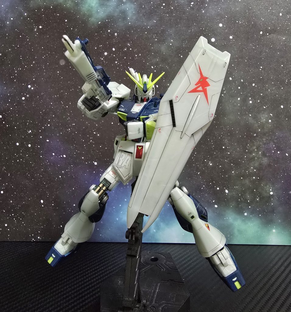 今年は前回のグフで終わるつもりだったんですが、ラストはνガンダムになりました。コンビニにあったのでついつい買ってしまいました。