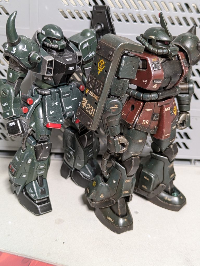 ウェザリングカラーの「グランドブラウン」をベースに、「ステインブラウン」をちょこちょこ塗ってみました。同じ緑色を使ったガナーザクと比べると、土と錆の質感が出て、自分では大満足です!😁最後まで見ていただきありがとうございます。😆