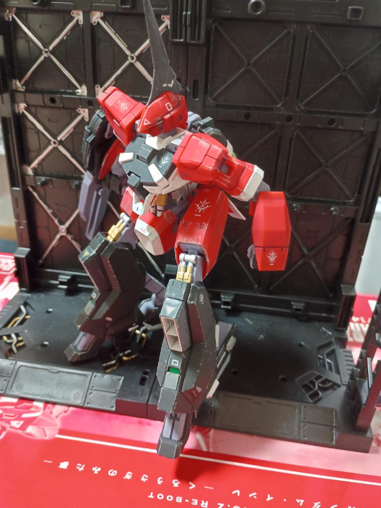 足ホバーユニットとヘッドアンテナを黒に変更。隊長機的なイメージです。