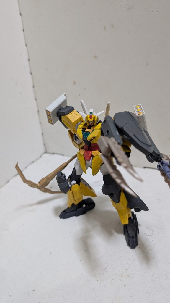 クロスクラッシャーシールドサンドロックのクロスクラッシャーモードに近い機能を持つシールド。アレックスの腕部ガトリングを流用したバルカンも搭載されており、防御から攻撃までこなせる万能武装。