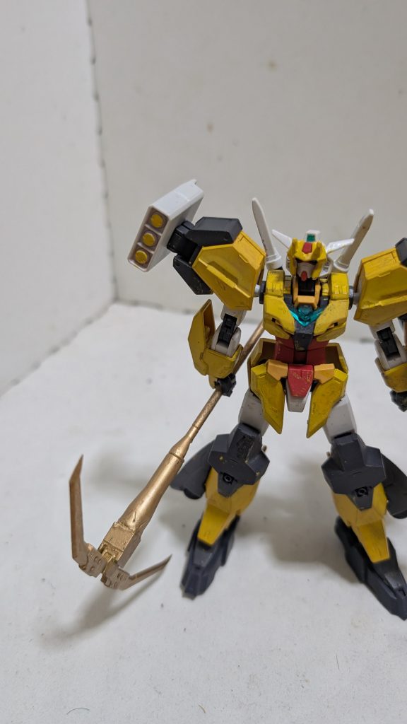 肩部対艦ミサイルポッド射撃武器の少ない本機のオプション装備。なお、ミサイルポッド以外の武装も装着可能。