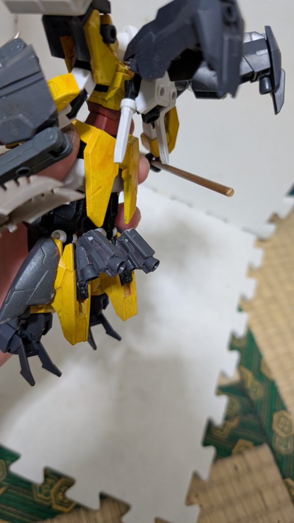 コアガンダムをリアルカラー版に取り替えてイメチェンしつつフット部分の裏にスラスターを追加。コアガンダムの状態だとちょうどハイヒールのような足になります。