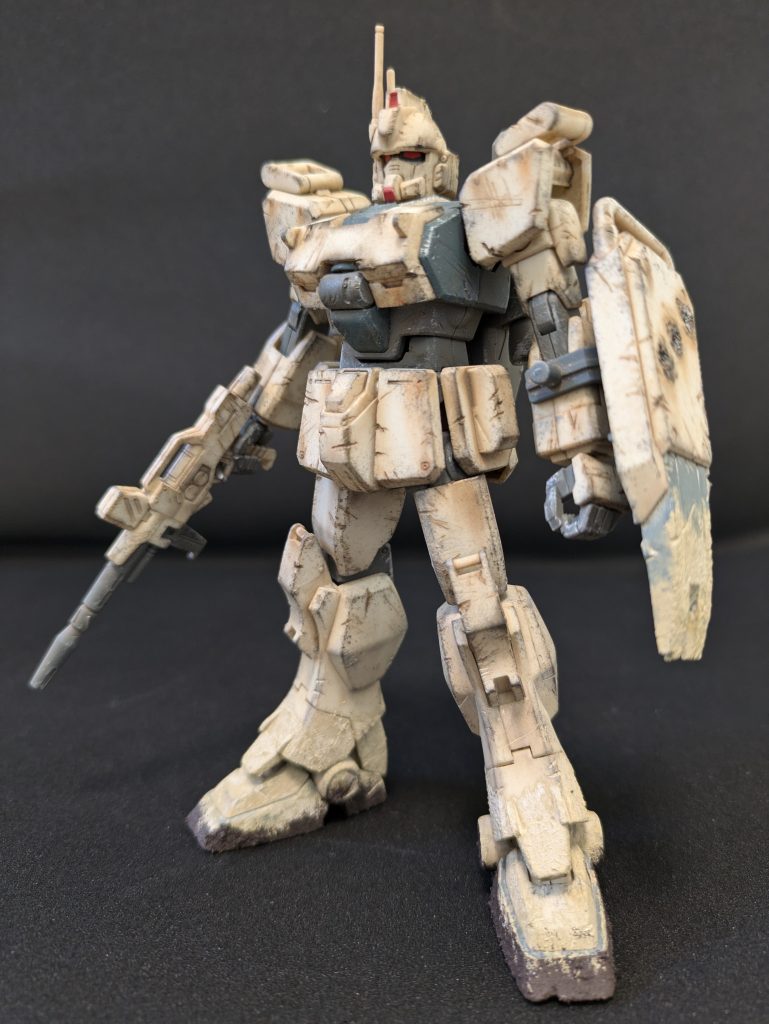 ウェザリングの手法を複合的に8つほど重ね、汚しに重厚感を出したつもりです足元は乾いた砂の上に付着した粘性の土をイメージしてみました