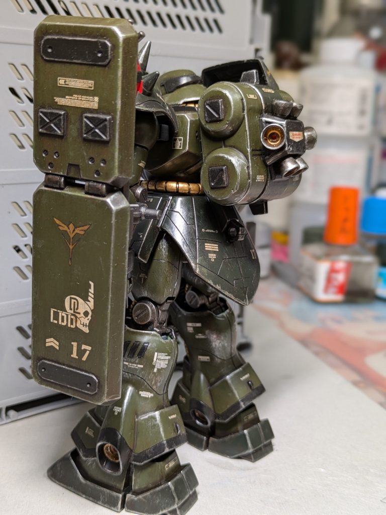 更に錆びつき感を出す為、ステインブラウンをポンポン。ウェザリングもやり出すと止まりません。めちゃくちゃ楽しいです。(gundam-kao6)