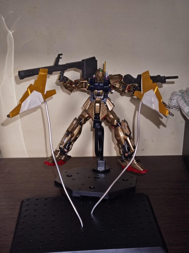 バインダーってどうも姿勢制御に寄与している装置のようなので、射出しちゃうと姿勢制御に問題が出てくんのかな？と思い、足内側スラスターを３連スロットタイプに変更、ふくらはぎ部分にバーニア追加、腰アーマー全面にスラスター追加、肩アーマーにスラスター追加、などなど行い姿勢制御問題対策としました。これだと高出力型なるから熱対策せねばと、肩部や胸部や左右腰アーマーに放熱ダクトを追加。ほんとはエネルギー供給対策もせねばとバックパック中央部上下にプロペラントタンクを追加するつもりでいましたが、そこまで至りませんでした😭