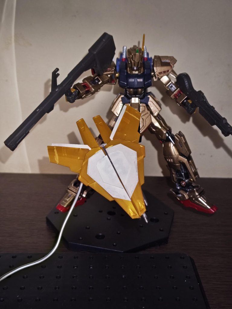 私的にはバインダーが合体した飛行形態がお気に入り。現時点では型取りによく使っている修正テープを貼っている為うっすら百の文字か見えてますが、その部分はマグネットシートを貼る予定でした🥴