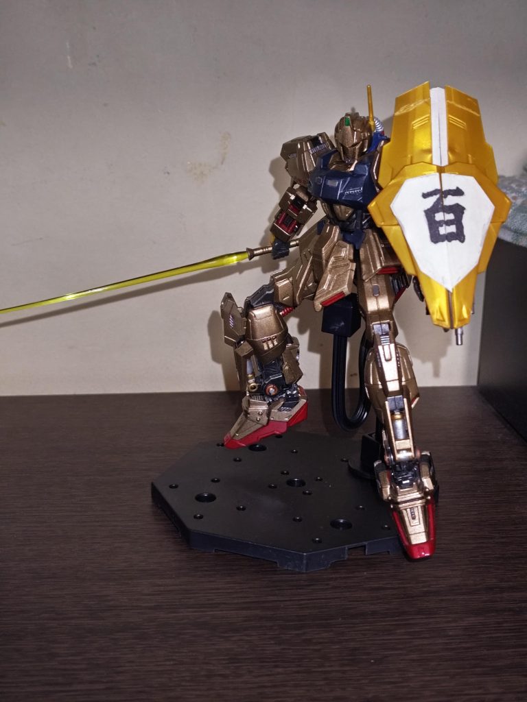 戻ってきてシールドになった状態。シールド状態になって「百」の文字が現れる設定。なんか昭和の合体ロボ的チープな発想😅マグネットシートにしようとしたのは色んな文字に簡単に付け換えられるから。オチにつかうのもありかなと、しょうもない事も考えとったのでしたー😁 とまぁこんな感じで途中まで製作しとった訳ですが、長期の離脱になりそうなので不本意ながら私めの投稿は一旦ここまでとします🤓スマホ見れる環境のようなら、引き続き皆さんの投稿拝見させて頂き、楽しませて頂きますね😉 これまでフォロー頂いた皆さん、コメント頂いた皆さん、いいね頂いた皆さん、皆さんのおかげでホント楽しく幸せな時間を過ごせました、ありがとうございました。どうぞ良いお年をお迎え下さい、そして来年が皆さんにとって素晴らしい年になりますように🙇 