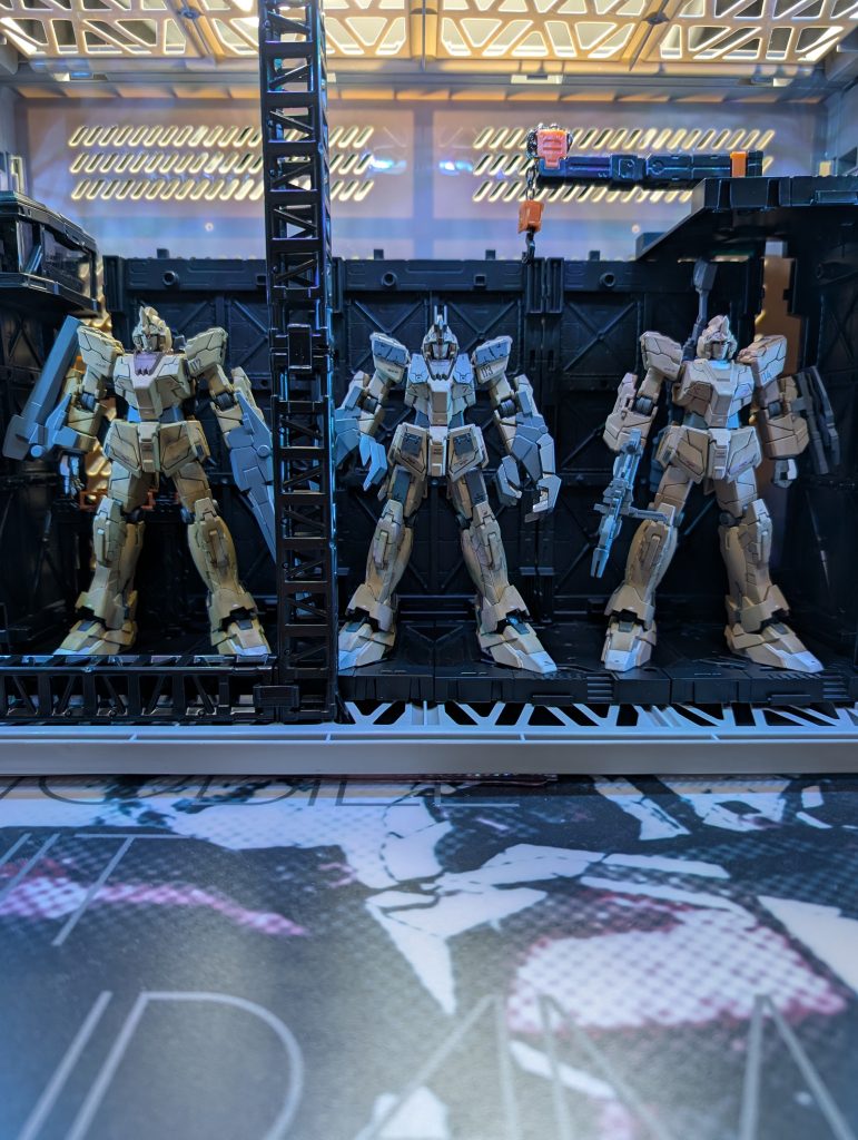 今回は、飾られもせずウチのラプラスの箱のなかに放置されていたユニコーンUMとバンシィUMが合わせて3体もあったので、1体リメイクしてみようかな？と思ったのが始まりでした。折角だから何かイジろうと思い…量産型の有無ガンダム→GM、Z→リゼル、ZZ→量産型ZZ、ニュー→量産型ν、ユニコーン→?じゃあ、量産型にしてみよう！弱そうにしよう！と安易な発想をしましたが……ミキシング出来ない。ジェスタとミキシングしたかったですが、手元にジェスタが３機もございません😵ので、色とアタマだけイジる事にしました。設定としては、RX-0の1機分のサイコフレームを3機に構成材として振り分け、他の部分はユニコーンの予備部品、ジェガンやジェスタのパーツで構成されており、DMへの変身は出来ないという感じです。機体型式のHPFはハーフ・サイコ・フレームの略です。(一機あたり30%ぐらいですが)機体名ライオネスはライオンの女性型(lion_ness)、雌ライオンの意です。有名な女子プロレスラーさんとは何も関係はございません。全機カラーリングが違うのは毛並みの違いということにしておいて下さい。全機、ユニコーンの象徴である角はカット。じゃれ合ってケガするといけないからね！有ると強そうだからダメだね！真鍮パイプをカットして接着し、Hアイズを埋め込み、モノアイを自作。やってみて何ですが、ユニコーンにモノアイィ…？とモニョりました。モニョアイです。