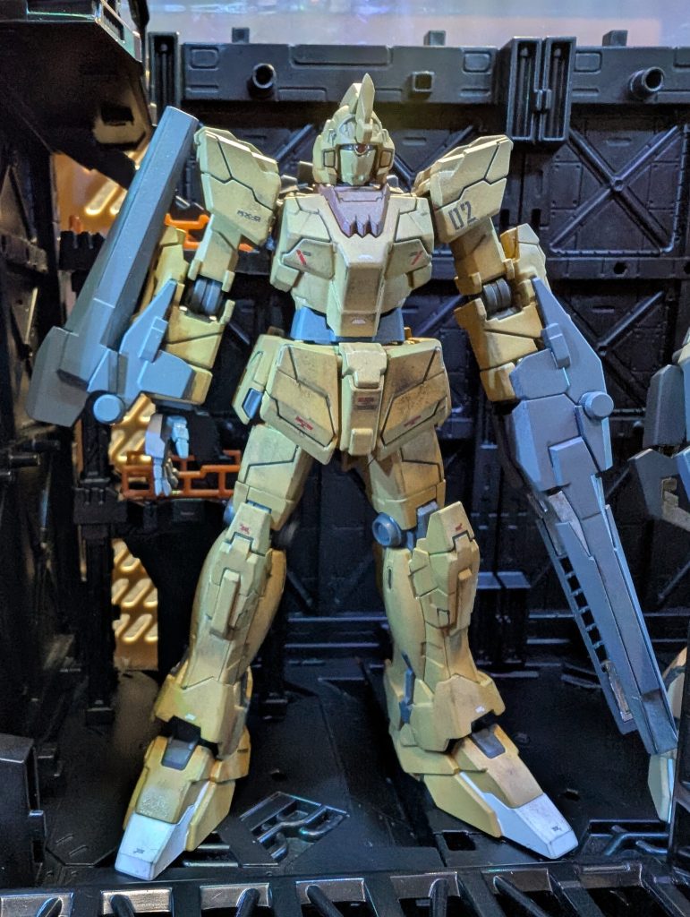 02番機両腕にアームドアーマーBS(ビームスマートガン)を装備。放たれる2門の曲がるビームを回避する事は困難。バンシィUMとバンシィDMを作っていたので、収納・展開時のものを拝借。