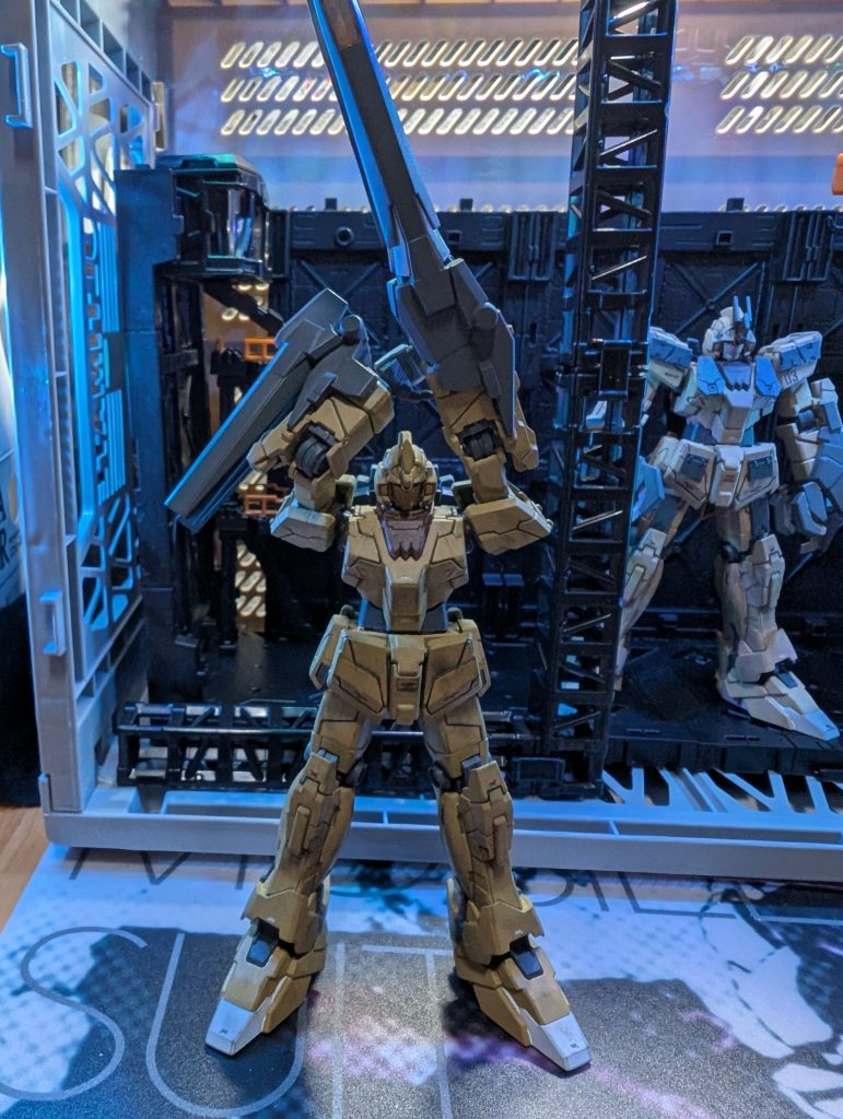 左腕が銃の漢のポーズ「精神銃は、心で撃つのよ」まさに、サイコなガンです。