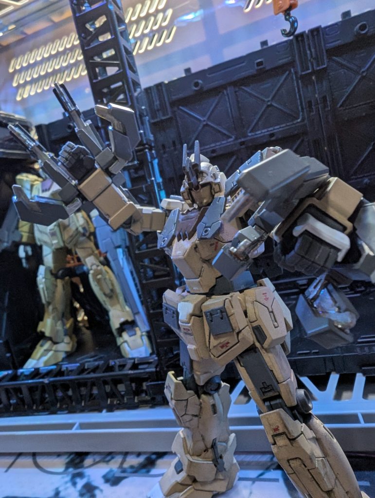 VNはバンシィDMの物(非可動)とバンシィノルンUM(可動)の物を拝借。腕を振り上げた時のカッコ良さは劇中再現のままですね。下爪？が真横まで動くのはこれだけです。ペルフェクティビリティの物も非可動です。何でこれがノルンのUMにしか付属しないのか…この為に2個は買わないけどね！(もう売ってなくて買えないの間違い)