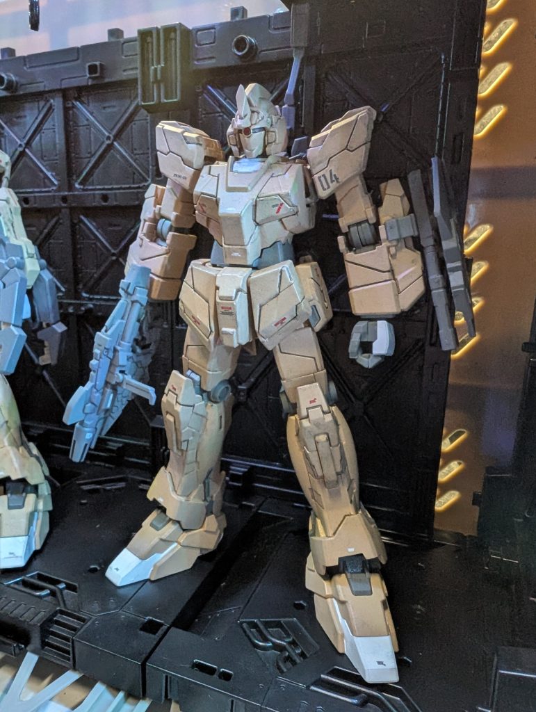 04番機アームドアーマーの在庫が足りない為、通常のユニコーンガンダムの携行武装のバリエーション違いの物を装備する。これだけ素体がバンシィではなくユニコーンUMです。