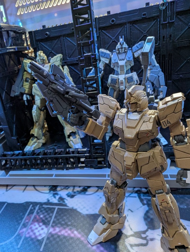 ビーム・スプレー・マグナムビーム・マグナムの銃身を切り詰め、短銃身に変更。取り回しが良くなっているが射程は通常の物より短い。射撃モードの切り替えによりビームを拡散させる事ができ、マグナムの威力もあって、さながら携行式でジェネレーター不要の拡散メガ粒子砲に近い性能。装弾数５発。ジムの兄貴のスプレーガンの砲口を拝借。逆にマグナムの銃身をスプレーガンに逆移植してそっとお返ししておきました。