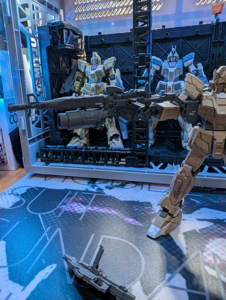 ビーム・スナイパー・マグナムビーム・マグナムの銃身を狙撃用に延長し、後部にストックを装着。銃身下部のマウントにはリボルビング・ランチャーの代わりにカメラユニットを装備、遠距離からの狙撃に対応している。エネルギーカートリッジはいずれもビーム・マグナムと共通の物を使用。装弾数は5発。面の破壊力より貫通力に特化した仕様で、リフレクタービットのiフィールドも容易く貫通出来る。