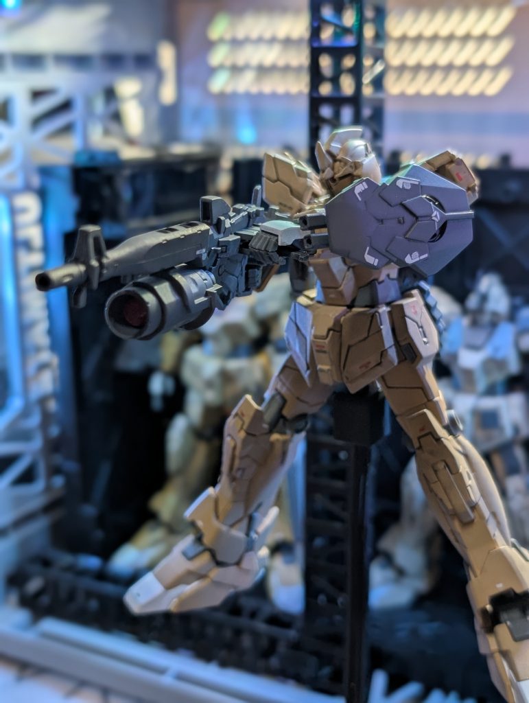 システムウェポンの余っていた銃身とストックとスコープを使用し、スコープはリボルビング・ランチャーに穴を開けて中をくり抜き、入れ込みました。後で、スコープのアタマだけ移植すれば良かったんだと気付きました。ギリギリ両手で構える事が出来ます。