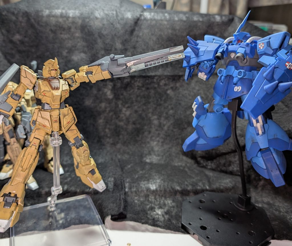 ショートコント「ビスト財団の強化人間М２(マリツー)さんの場合」(公式の人物ではありません)マリツー「モノアイ…モノアイは……敵！！」マリツー「お前もモノアイかぁ！！！」Ｒさん「ぬおおおっ？！なんだこの気迫は……だが…貴様もモノアイだろうに！！」