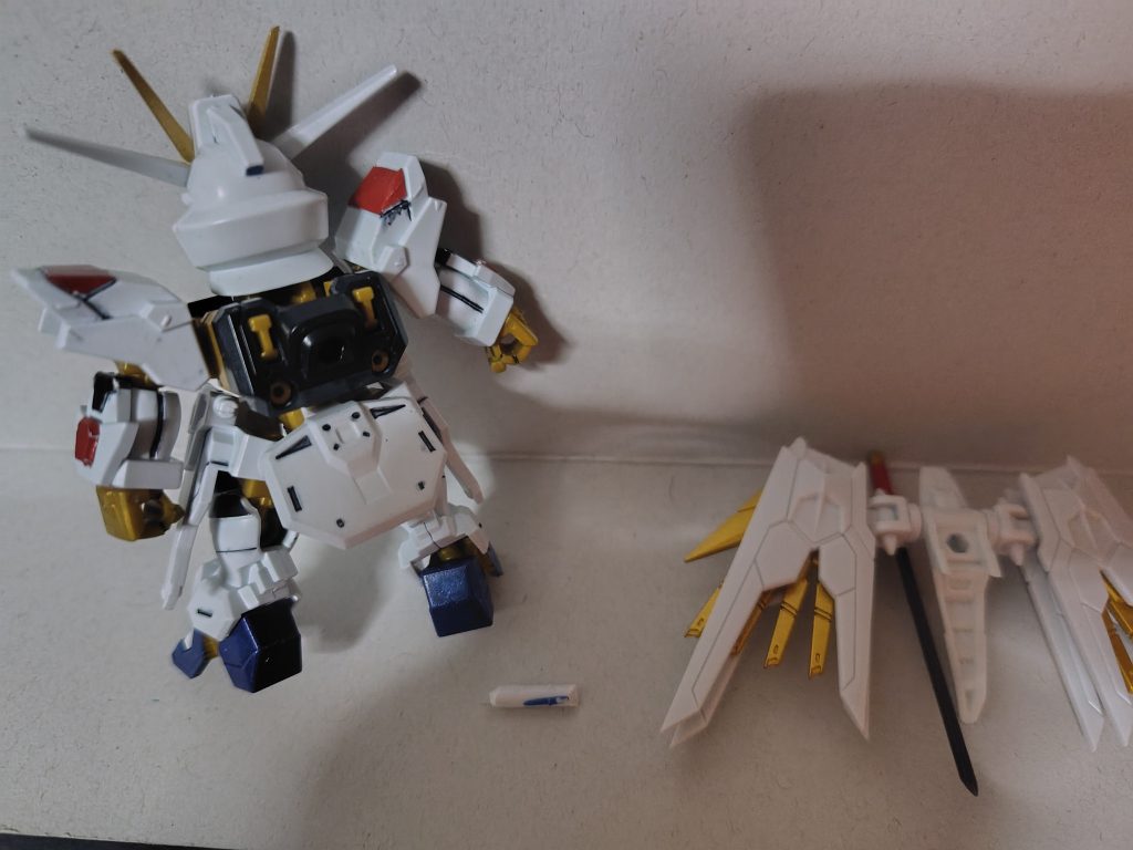 ストフリ弐式とプラウドディフェンダーの合体はプラウドディフェンダー側のパーツが付いてたランナーを切り取って、その切り取った棒状のランナー(ストフリ弐式の足元辺りにある奴)をストフリ弐式の背部に挿し込みます。