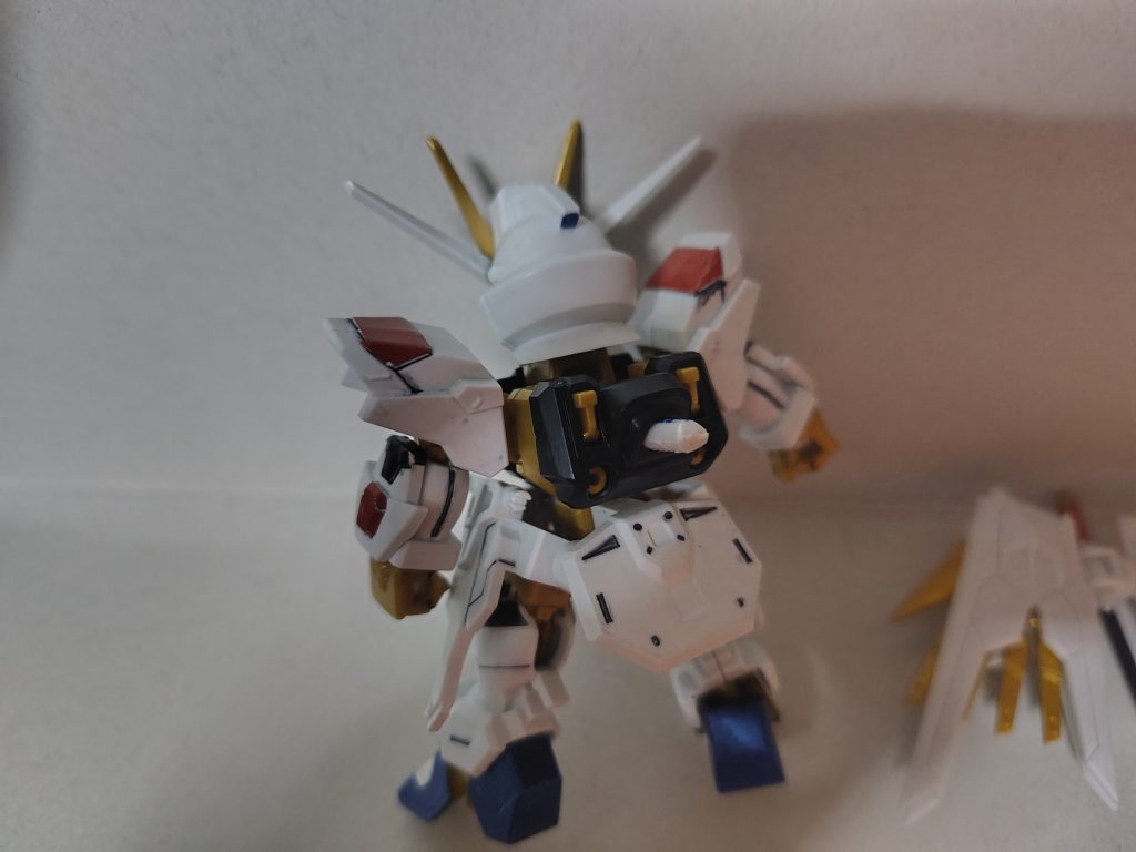 こんな感じに付けます。 そして少し出ているランナーを軸としてそこにプラウドディフェンダーをドッキングすれば······