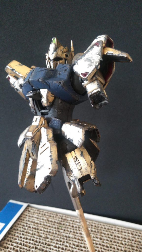 四肢は劇中さながら全て欠損させ　右肩の弾痕はファンネルをまとめて食らったという設定でストーリー性も持たせました