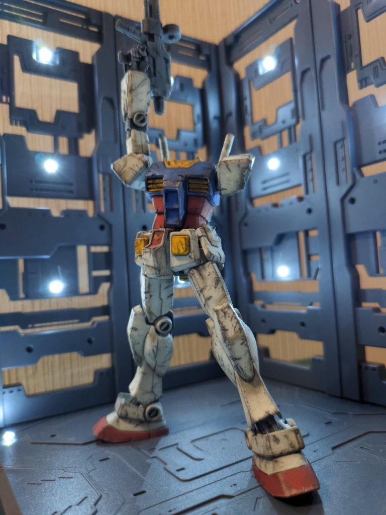 左ショルダーアーマーを焼け焦げた表現にし腕がもげた苛烈さを演出