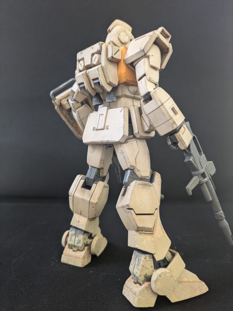 足元とシールドに砂埃をアクセント