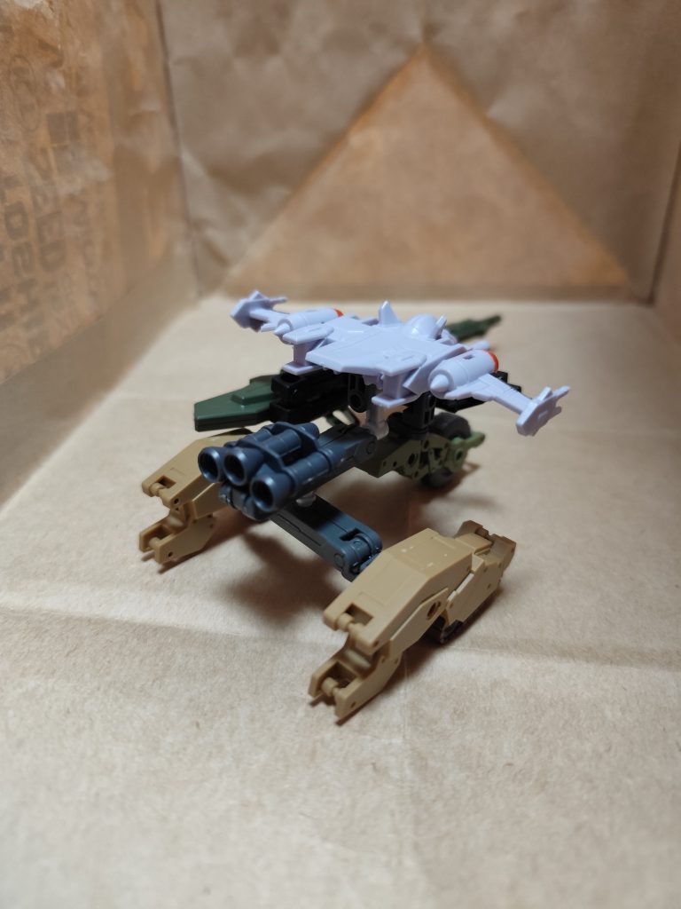 ブースターは、デルタプラスがシャクルズをブースターとして追加装備していたシーンからアイデアを頂きました。ランディングギアは、全てタイヤのものにしようと思いましたが、マゼラアタックや、Gファイターがキャタピラを装備しているので、思い切ってキャタピラ＋タイヤで作成しました。