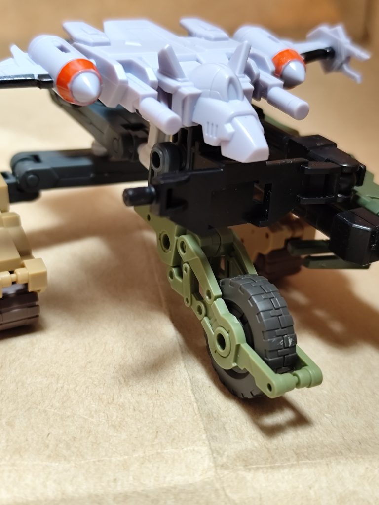 結構ジョイントパーツ使ってます。あれ、なんだかフォランテス本体より、追加したパーツの方が大きくなってしまいました(笑)