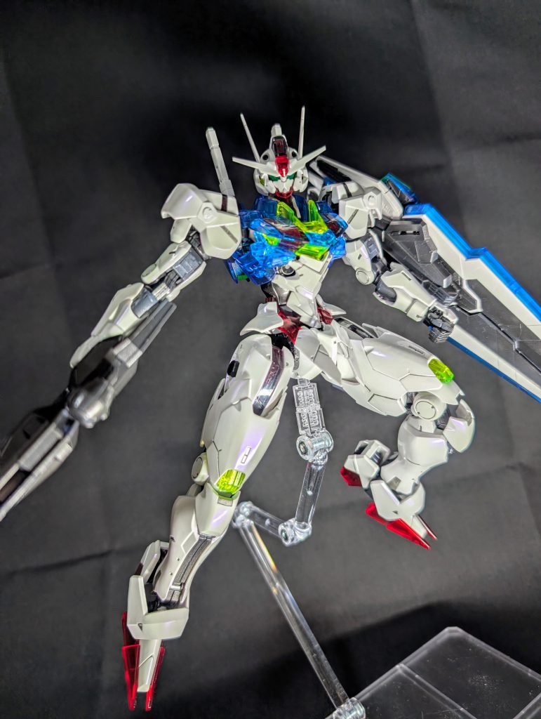 白部分はMrクリスタルカラーのアメジストパープルで塗装しています。写真だと全然伝わらないですね背景の黒い布しわしわだ😢