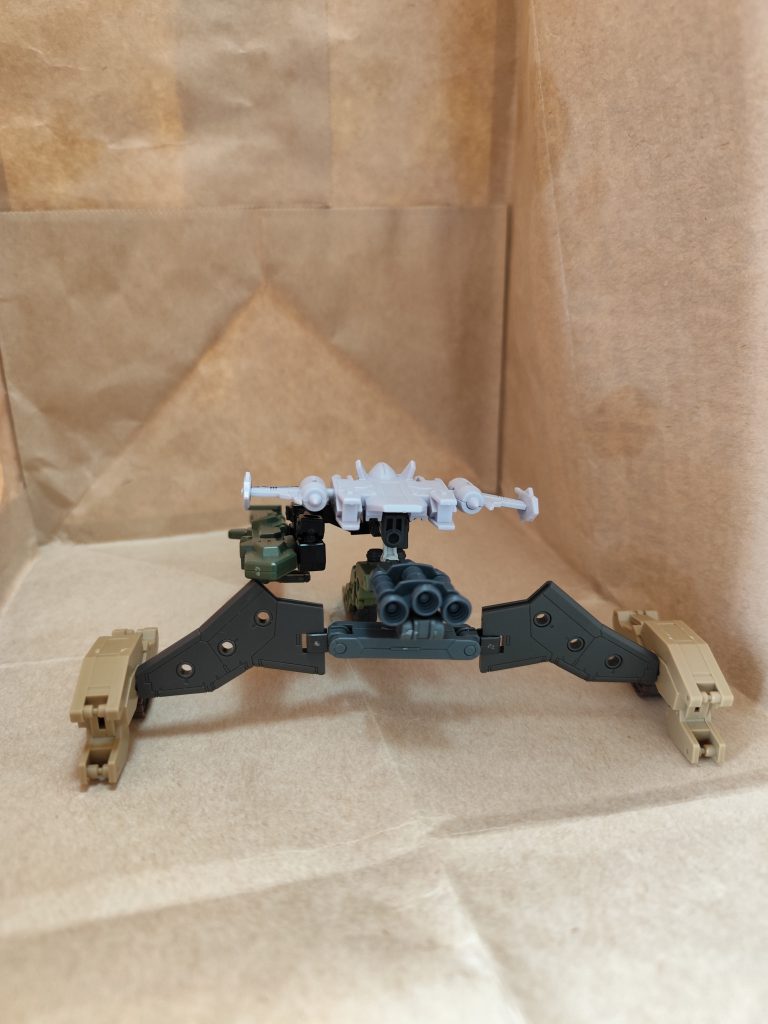 キュイモード。ウイングの後ろに、後続の車両や歩兵をガードしながら進む設定で。いざとなったら、マゼラトップのように下のユニットごとパージして、戦う設定です。