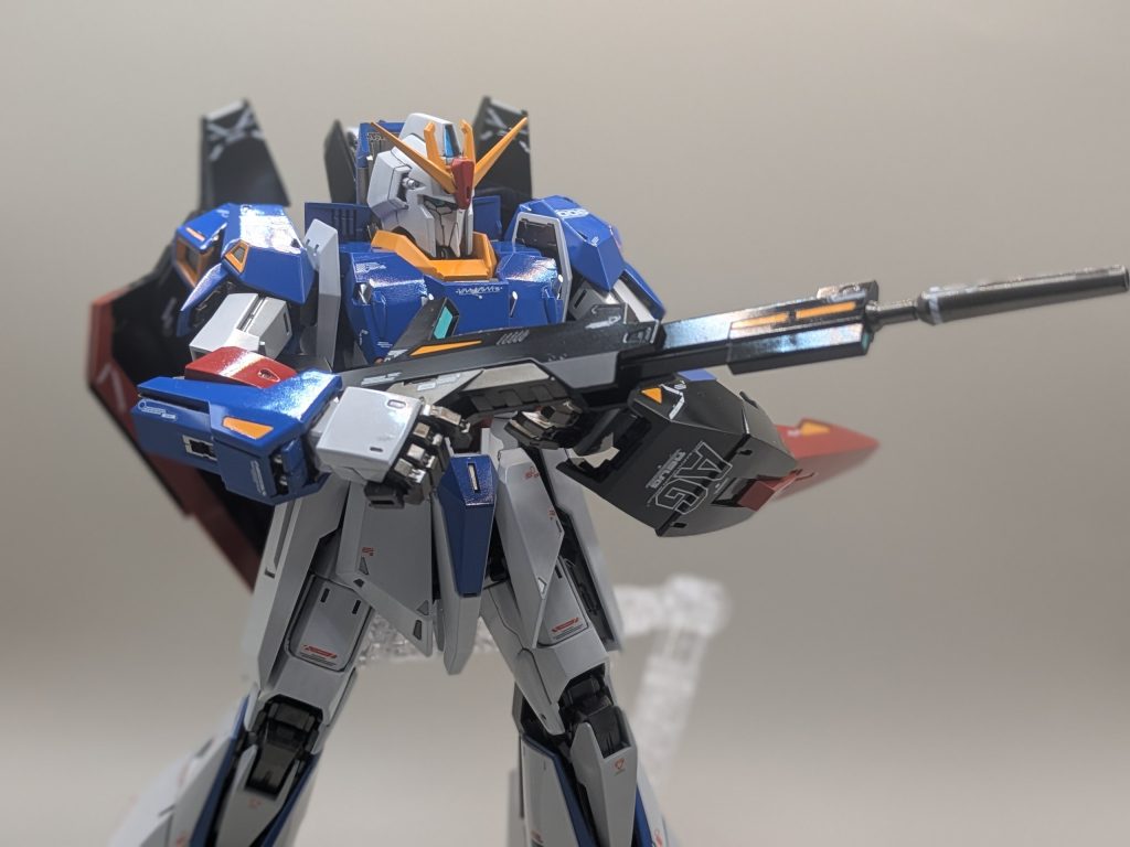 ビームライフル構え。写真写りで上手く光った感じ出てますが、ガイアカラーのクリアーのおかげです。今までスプレーのトップコートでしたが、エアブラシでコーティングできたおかげで満遍なくコーティングできました。