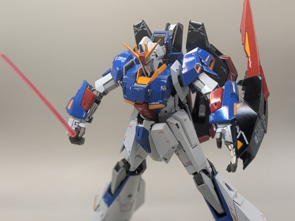 ビームサーベル構え。変形の塗装剥げや関節の劣化怖いけど、ポーズもそれなりにできます。