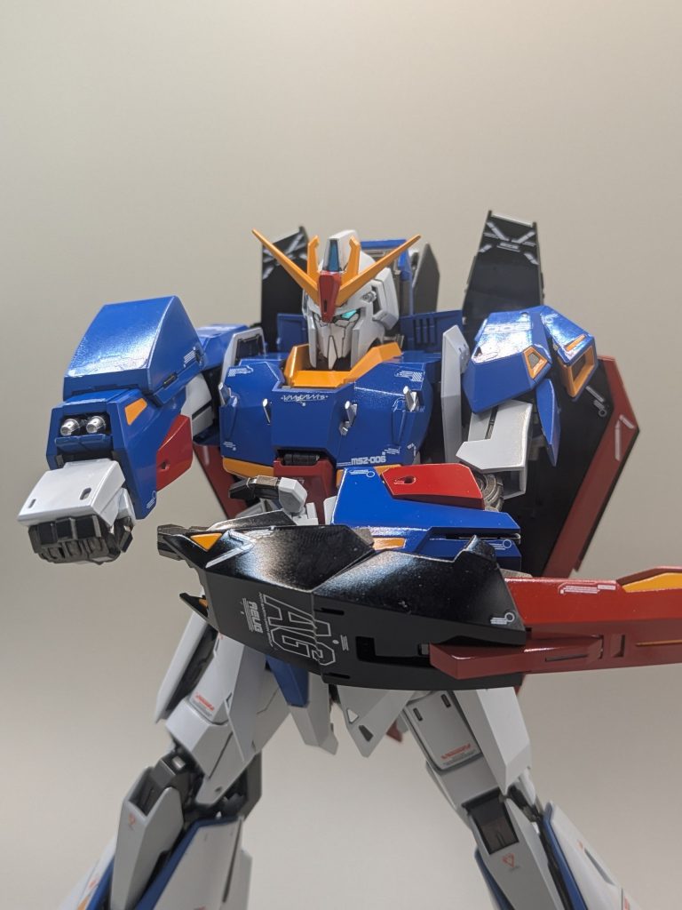 ロケットパンチ!ではなく、グレネードランチャーです。シルバーは塗り分けですが、胸のシルバーは無塗装です。さすがマスターグレード。素組でもパーツ完成度高いです。