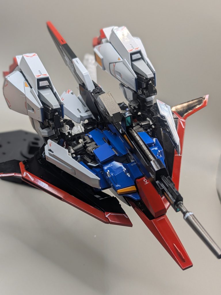 ウェイブライダー形態に変形。変態ギミックすぎるので、関節折らないか怖いし、めちゃくちゃ大変です😰