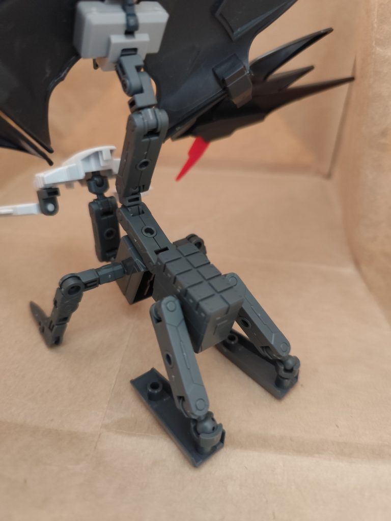 射撃武器がなかったので、ミサイルコンテナを装備させました。スモークディスチャージャーや、対地攻撃用のミサイルを搭載しています。アクティブクロークが派手なので、四足歩行の本体が隠れますね(笑)