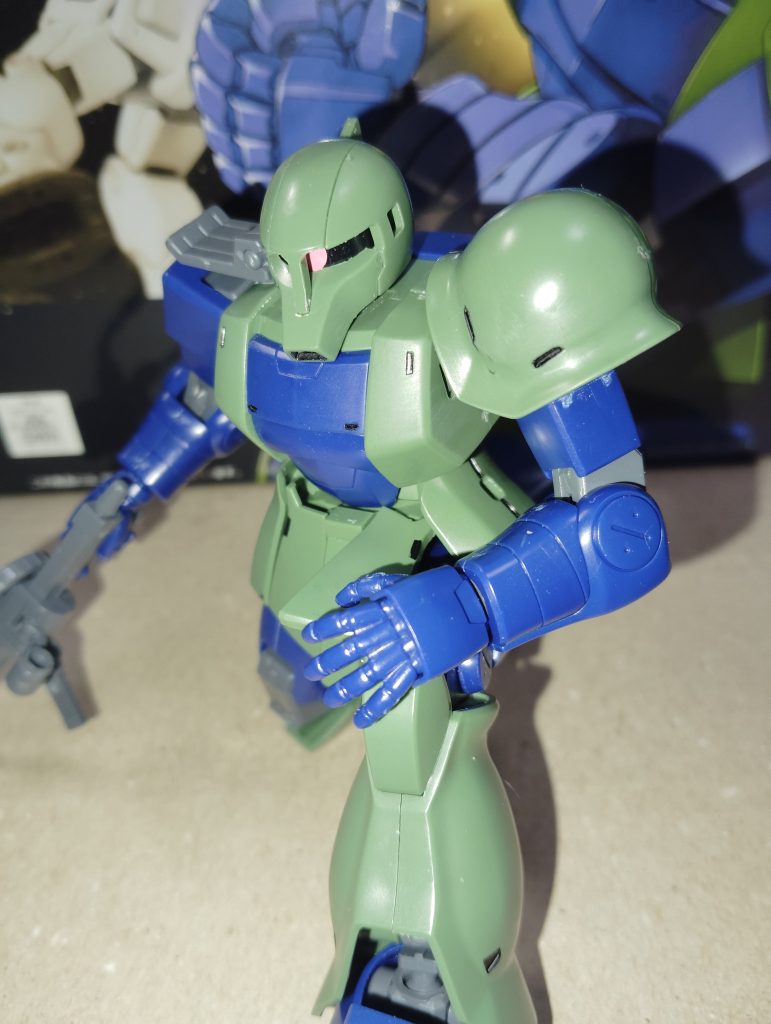 膝立ちが出来る!いやまあコレはザクIIでも出来るんですが、古いキットには膝立ちが出来るキットなかなか無いからこれだけでもすごい。