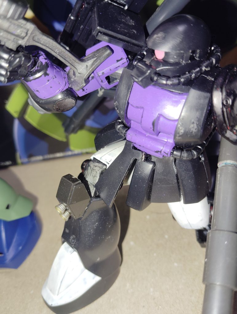 ザクIIは腕が90度しか曲がりませんから…リバイブは別です新しいんで