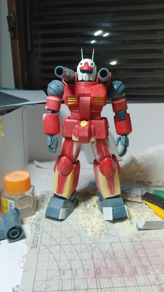 個人的にMGガンキャノンはウエストを削り込むだけでマッシヴになって印象が変わると思っています。肩の丸パーツの接続部も削り込んで胴体との距離を詰めています。それ以外にも「連邦なんだから角張れ」原理主義のもと、脚部をいじりました。ガンキャノンに肘当てなんざいりません。はい。そんな感じです。 塗装は、おじさん大好き黒立ち上げです。