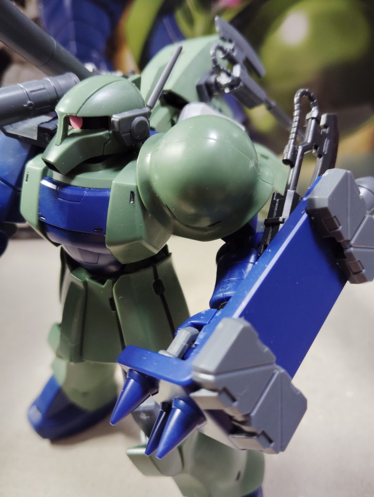 スパイクシールドに装甲を追加、ヒートホークをマウントできるように穴を拡大。頭部にはバルカンポッドを装備しました。