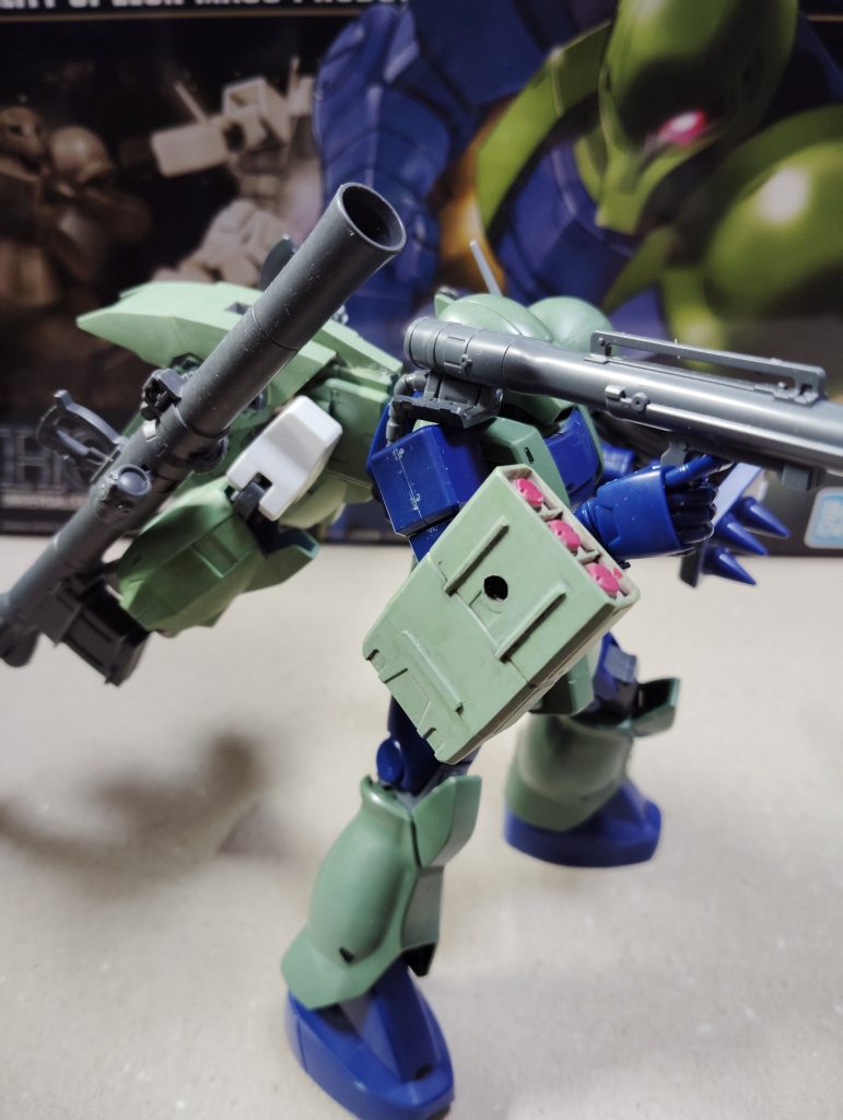 右手にはミサイル、穴が空いているのは他から取ったから。